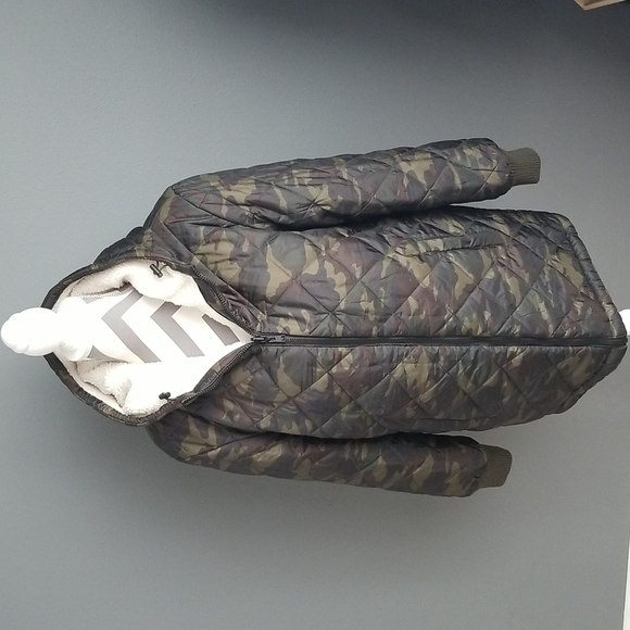 Camo Sherpa Reversible Jacket NWT. - Picture 6 of 10